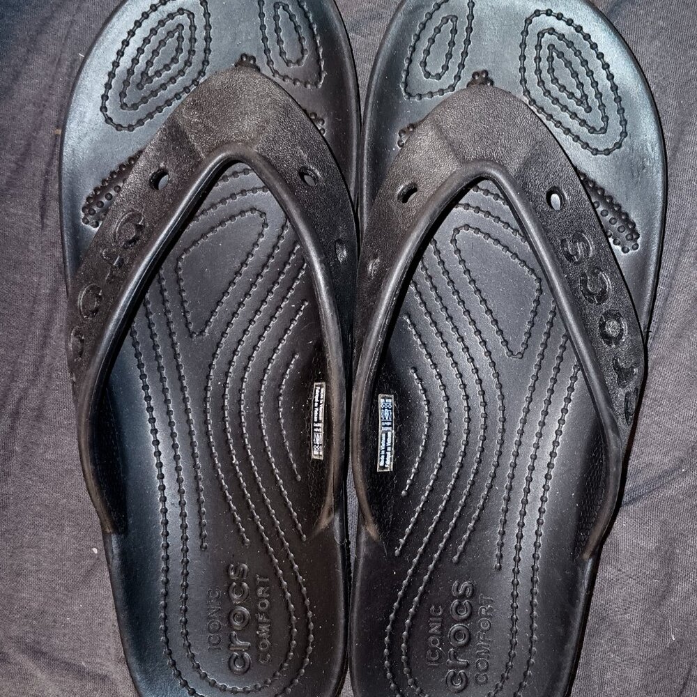 CROCS Black Women's Cushioned Flip Sandals - Picture 3 of 4